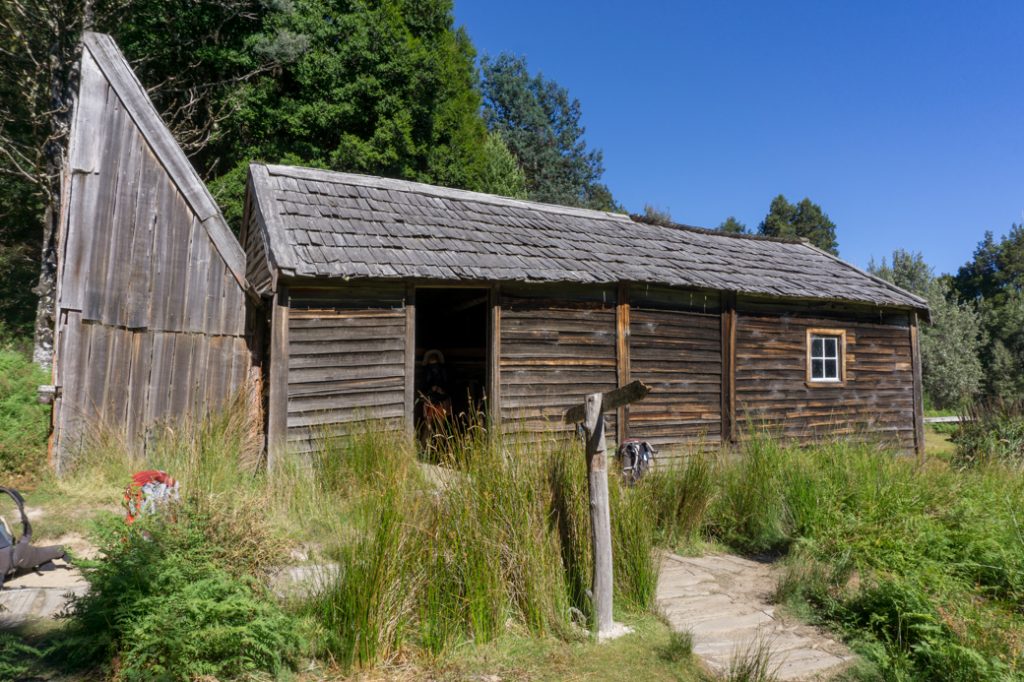 Historic Du Cane Hut on the fifth section of the Overland Track from Kia Ora to Windy Ridge.
