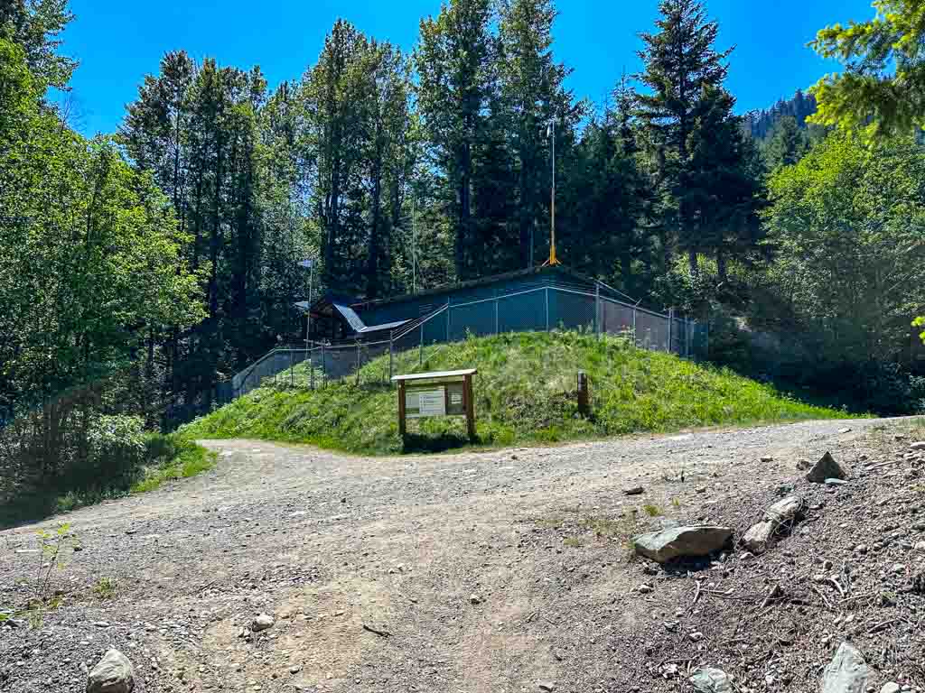 Trail junction at the water supply building on the trail to Rainbow Falls