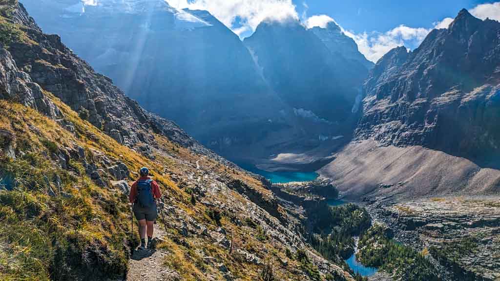 A hiker descends the Huber Ledges towards Lake Oesa