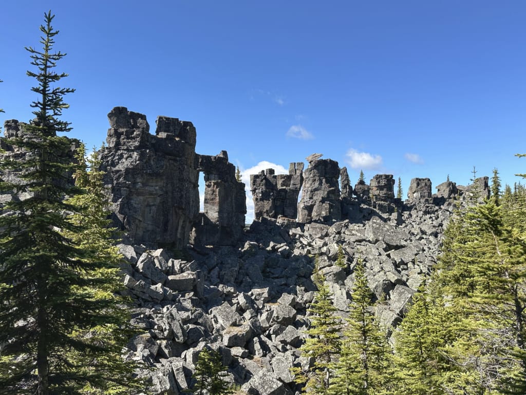 Rock formations on the Shipyard Titanic Trail in the Tumbler Ridge UNESCO Global Geopark