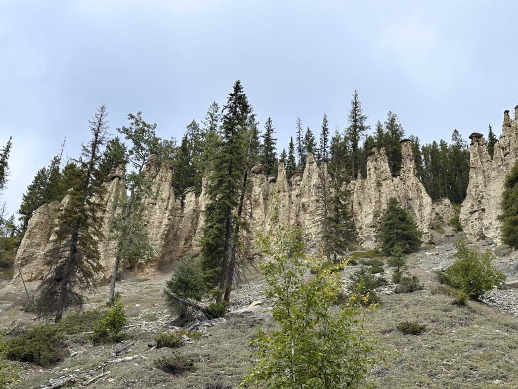 View of the hoodoos from the viewpoint on the Hoodoo Creek Trail